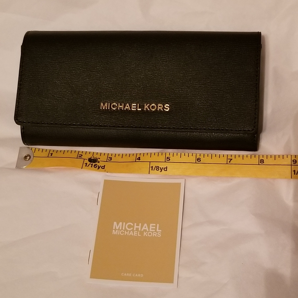 NWT Michael Kors Jet Set Travel LG Carryall wallet